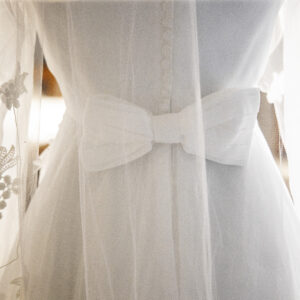 Die Rückseite eines Hochzeitskleides